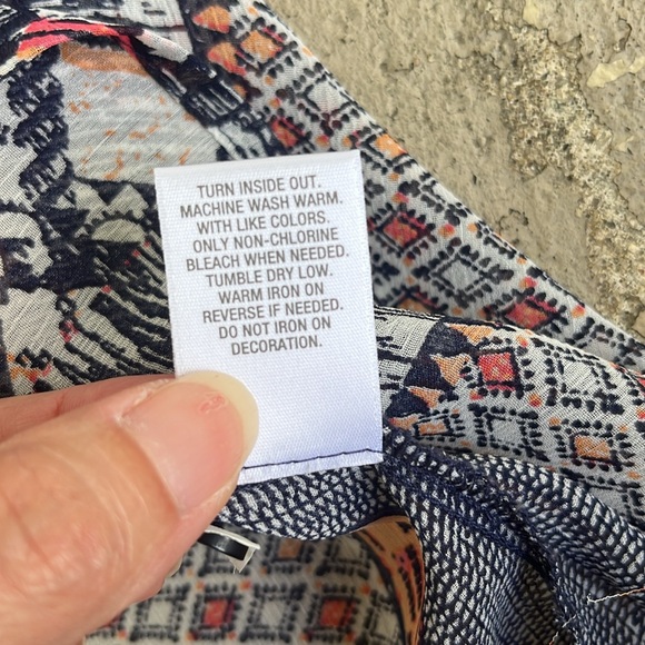 Like new Dress Barn embroidered sheer sleeveless top - Picture 9 of 12